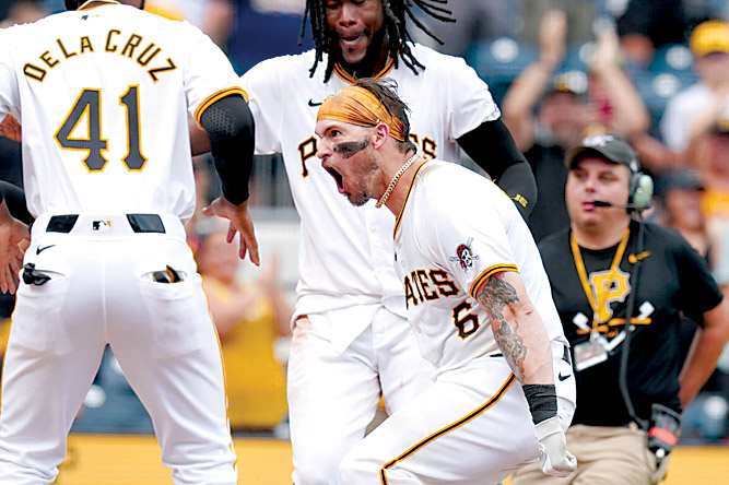 Grandal homer lifts Bucs